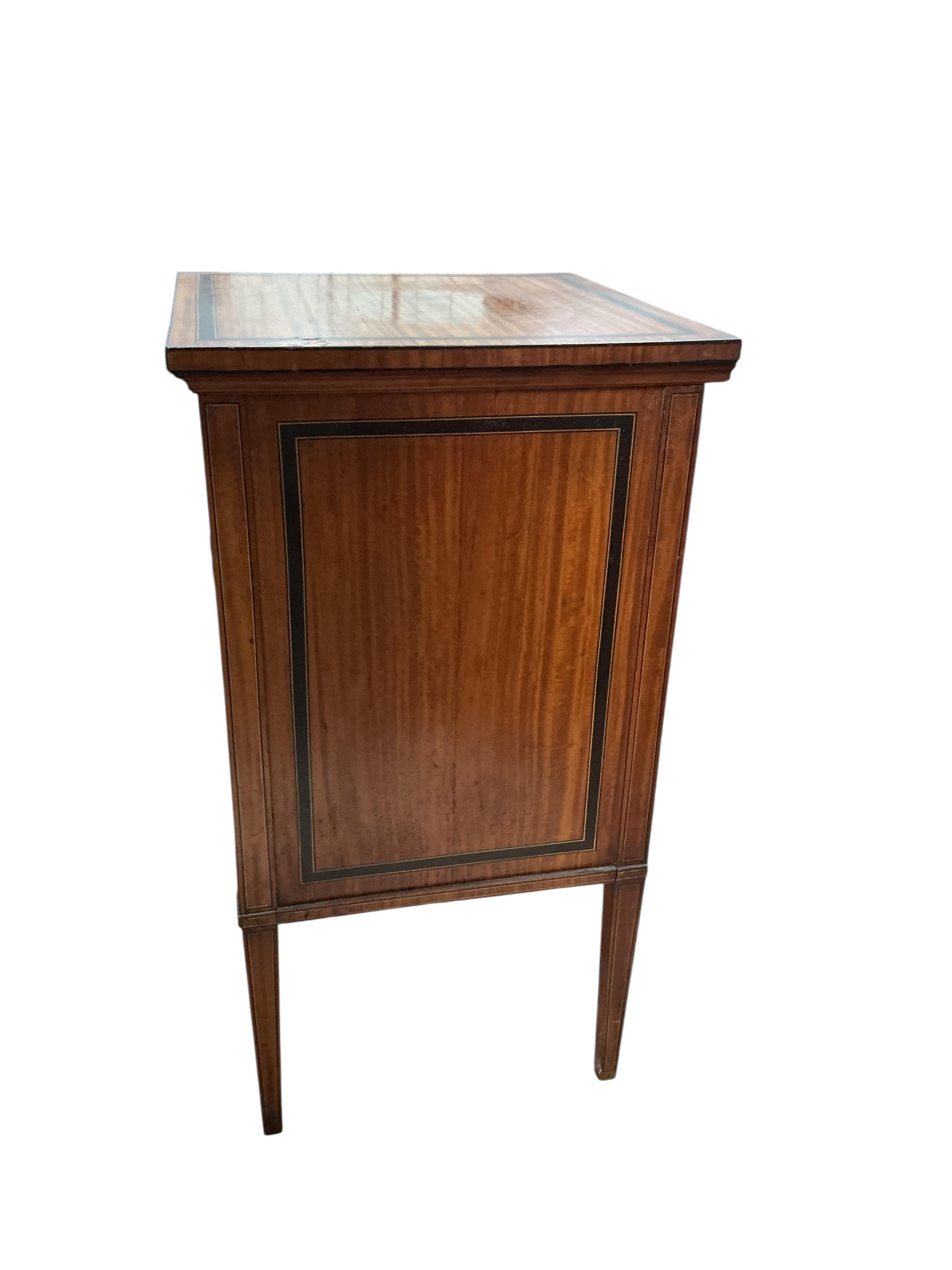 An Edwardian banded satinwood bedside cabinet with chinoiserie lacquer panel, width 41cm, depth 40cm, height 76cm